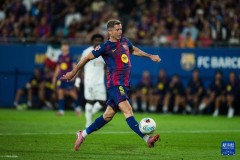 巴塞罗那锋线危机：拉菲尼亚受伤，替代球员与战术调整应对